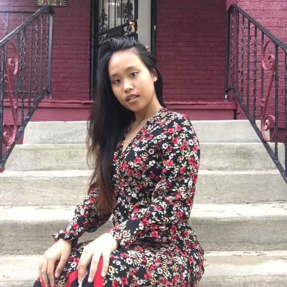 NWT Black/Red wrap dress with floral pattern - Picture 7 of 8